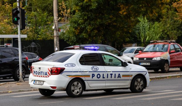 Urmărire ca în filme la Cluj: un tânăr fără permis a furat o mașină, a lovit două autoturisme și a rănit o femeie de pe trotuar