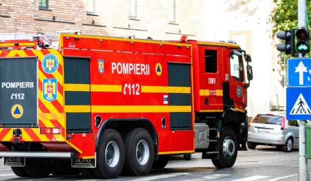 Tragedie în Oradea: O femeie a murit într-un incendiu izbucnit într-un apartament, opt locatari evacuați