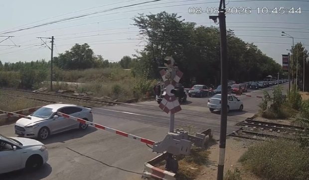 Șoferi blocați între semibariere la trecerea feroviară Petricani, după ce au forțat traversarea