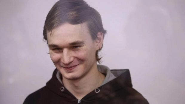 Matematicianul rus Azat Miftakhov, închis și torturat, rezolvă o problemă celebră fără acces la resurse, iar lucrarea sa este publicată în Franța