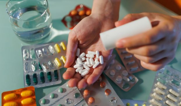 „Se pot pierde vieți!” Avertismentul dur al pacienților către Guvern, după ce Ilie Bolojan a anunțat tăieri la medicamentele inovative