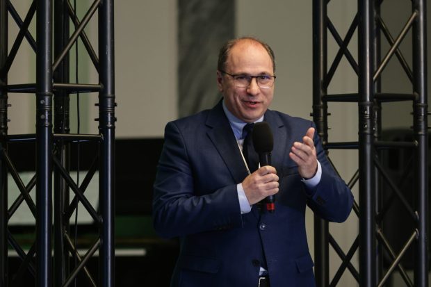 Ministrul Educației, Mihai Dimian: „Nu voi propune Guvernului reducerea bursele sociale”