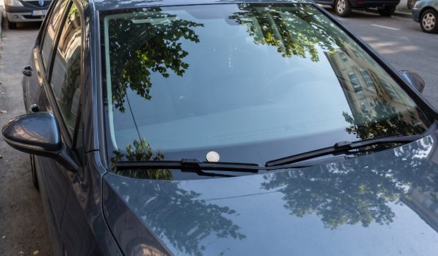Atenție la obiectele ciudate pe parbriz: un posibil semnal de furt și cum să te protejezi