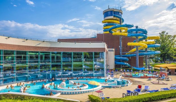 Imagini cu locul din Ungaria unde se află cel mai lung tobogan de apă din Europa. „Anaconda Albastră” are 272 de metri lungime
