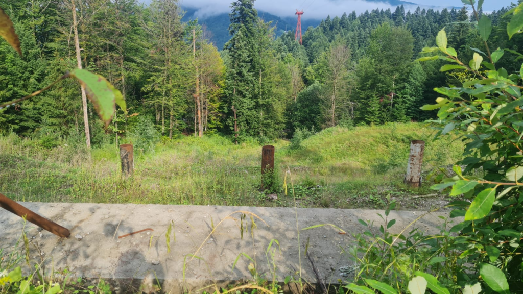 Proiectul Nordis Sinaia, unde un apartament era vândut cu peste 470.000 de euro, a rămas doar o groapă abandonată printre buruieni. Ce spun autoritățile din oraș