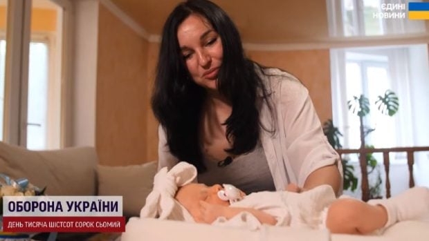 „Datoria mea este să apăr țara, a ta este să aduci pe lume un copil”. Soția unui soldat a născut la 3 ani după moartea acestuia, în Ucraina