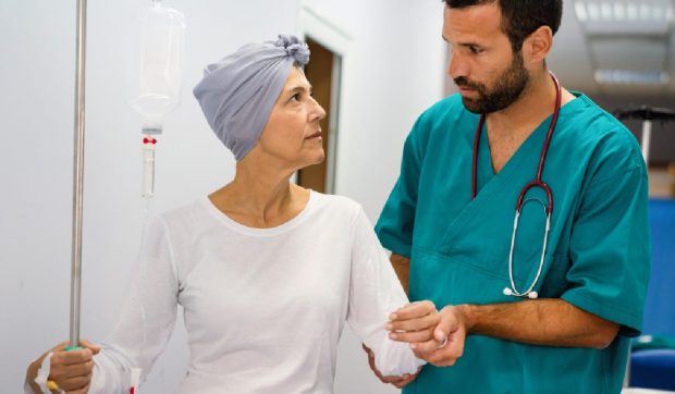 Pacientă cu cancer din România cumpără din Germania medicamentele care-i salvează viața: „Plătim 256 de euro pe fiolă”