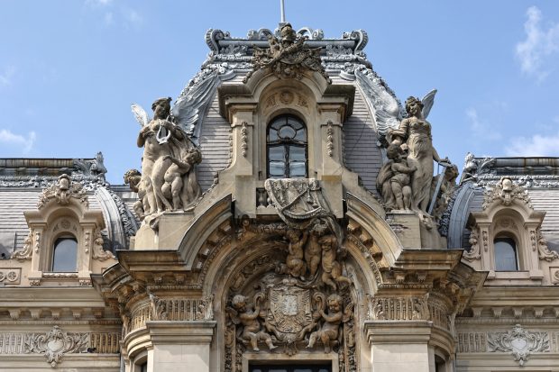O bijuterie a Bucureștiului se luptă cu timpul, în timp ce restaurarea bate pasul pe loc