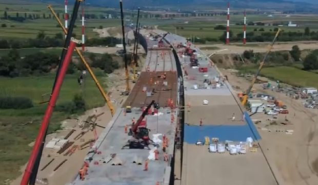Progres semnificativ pe lotul Răcăciuni – Bacău al Autostrăzii Moldovei A7: asfaltarea aproape finalizată, conexiuni cruciale în pregătire