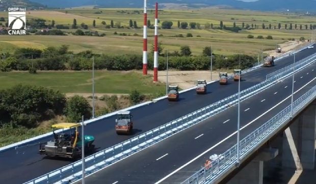 Ultimul Strat de Asfalt Turnat pe Pasajul de 1,2 km de pe Lotul 3 al Autostrăzii A7 Cleja – Focșani-Bacău