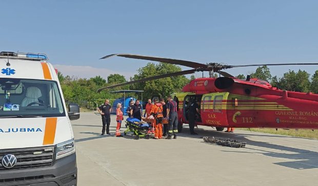 Elicopter Black Hawk intervine pentru evacuarea urgentă a unei persoane în Marea Neagră, în zona Neptun Deep