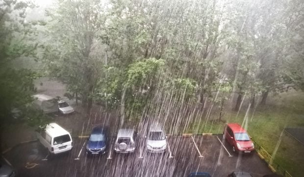 Aproape toată țara intră de la ora 12 sub avertizare de furtuni cu grindină și ploi torențiale de până la 50 l/mp