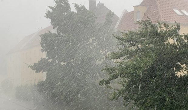 Ploi torențiale, grindină și vijelii în 34 de județe și București. Harta zonelor care rămân sub alertă de căldură extremă până vineri dimineață