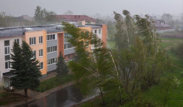 Ploi torențiale, grindină și vijelii în 39 de județe și București. Harta zonelor care rămân sub alertă de căldură extremă până sâmbătă