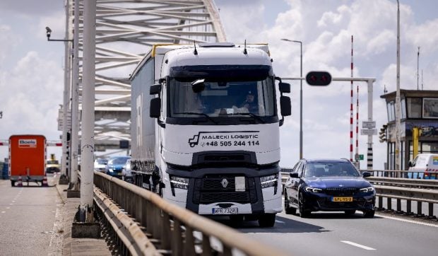 Peste 1.800 de camioane au ignorat restricțiile de circulație pe podul Merwedebrug în doar 24 de ore