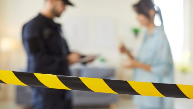 O româncă este acuzată că a furat 30.000 de euro de la soacra sa din Franța, iar apoi a împins-o pe scări
