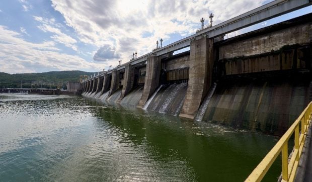 Cine produce și cine consumă energia electrică, în România. Populația folosește doar o treime, chiar când consumul în case e maxim