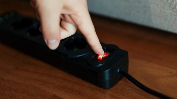 Topul aparatelor din casă care consumă energie în standby și impactul lor asupra facturii tale