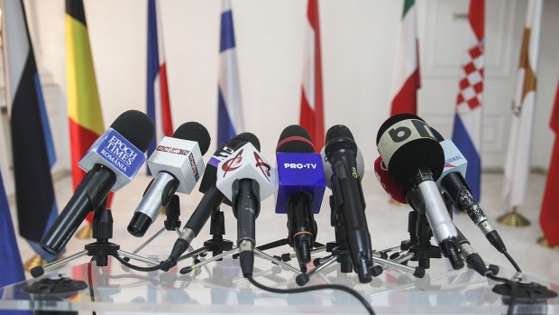Există democrație în presa românească? L-aș numi consens „dă dreapta” presărat cu „mori, marxistule!”