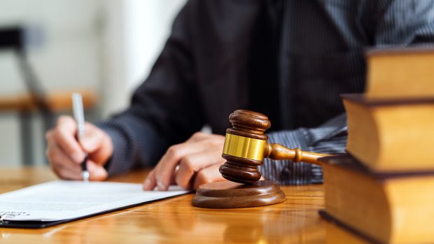 Român din Ardeal amenință un procuror pe Facebook după soluția de clasare a unui dosar privind un teren moștenit