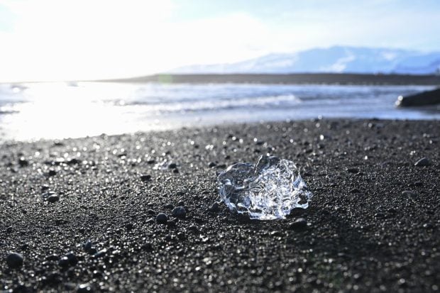 Fascinația Plajei cu Nisip Negru din Islanda: „Diamante” de Gheață ce Strălucesc sub Soare
