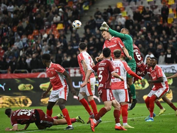 Dinamo învinge Rapid la Giulești și preia conducerea Superligii după un duel intens