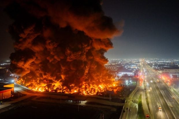 Incendiu uriaș la o uzină chimică din Chile. Au fost explozii, iar flăcările au avut peste 15 metri