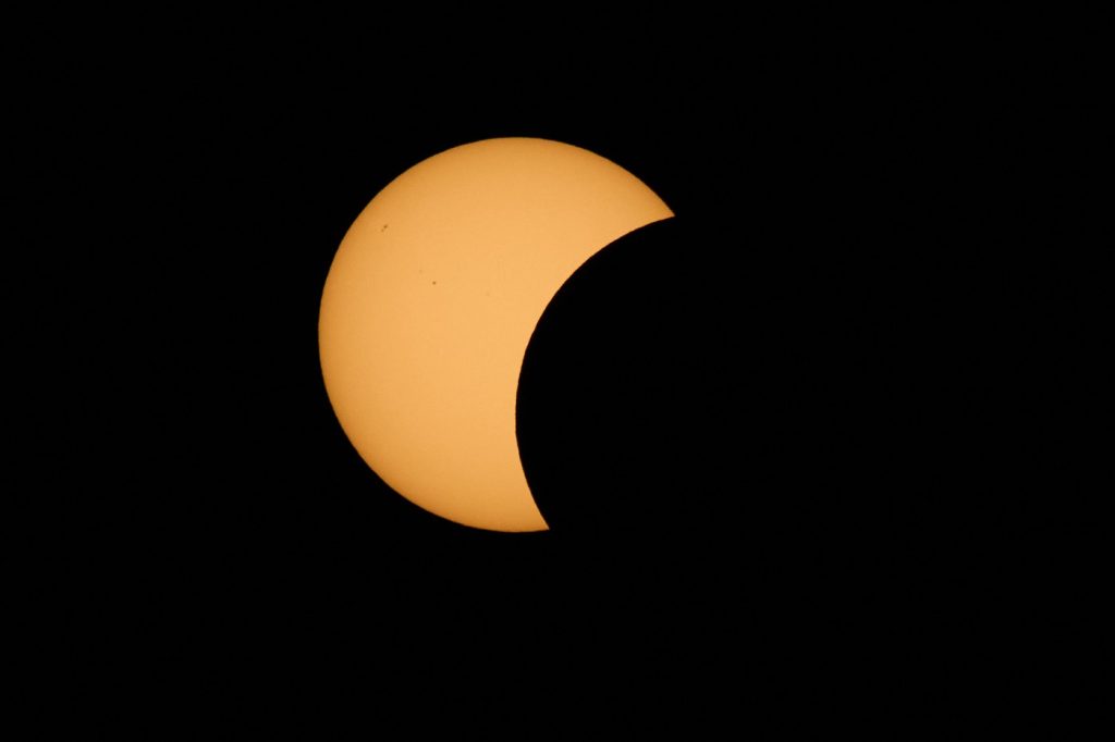 Eclipsa solară din Spania
Luna trece în fața Soarelui în timpul unei eclipse solare totale, fenomen observat din Berlanga de Duero, în centrul Spaniei, miercuri, 12 august 2026.