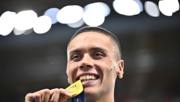 El este REGELE. David Popovici scrie istorie la Paris. A câștigat aurul la 200 m liber și a reușit pentru a treia oară consecutiv marea dublă la Europene I VIDEO
