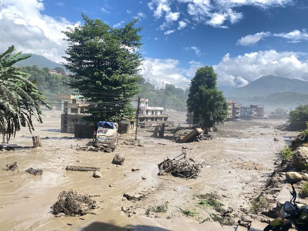 Aproape 400 de turiști dați dispăruți în urma unei viituri catastrofale în nordul Nepalului