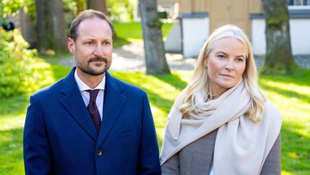 Cine este Mette-Marit, noua regină a Norvegiei. De la mamă singură și femeie obișnuită la regină, povestea unei „Cenușărese” controversate