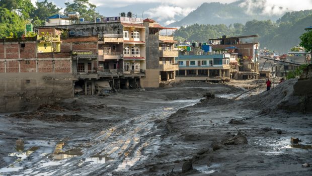 Un supravieţuitor al inundaţiilor din Nepal povesteşte cum a scăpat în ultima clipă: „Am văzut moartea peste tot, dar sunt în viaţă”
