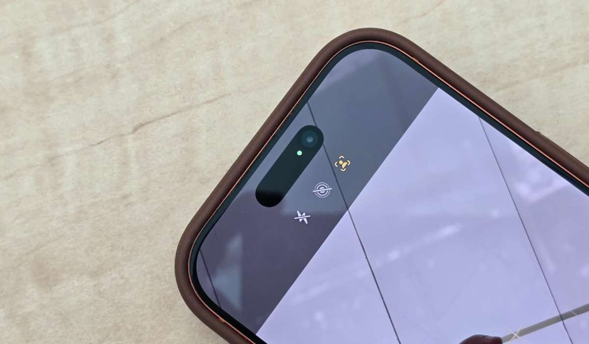 Imagine asociată subiectului: Semnalele luminoase de pe telefon indică accesul la cameră sau microfon