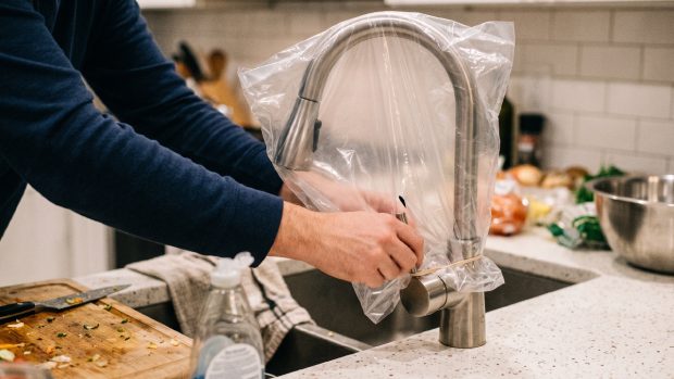 Protejează-ți robinetul din bucătărie cu o pungă de plastic: un truc simplu pentru igienă și confort în timpul gătitului