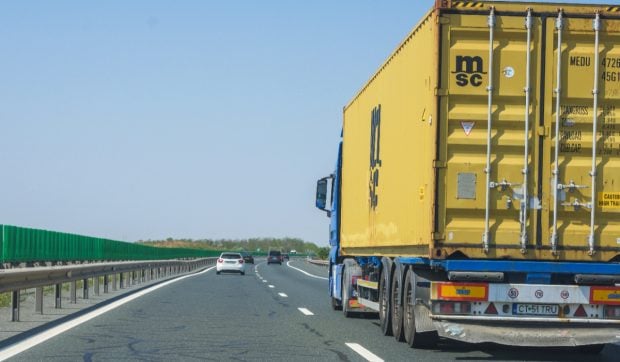Restricții pentru TIR-uri pe drumuri și autostrăzi în șapte județe