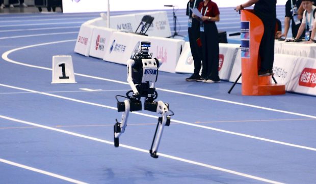 Beijing marchează o premieră: un robot umanoid doboară recordul mondial la sprintul de 100 m