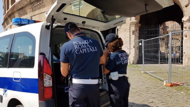 Un român care vindea postere și vederi lângă Colosseum a fost arestat