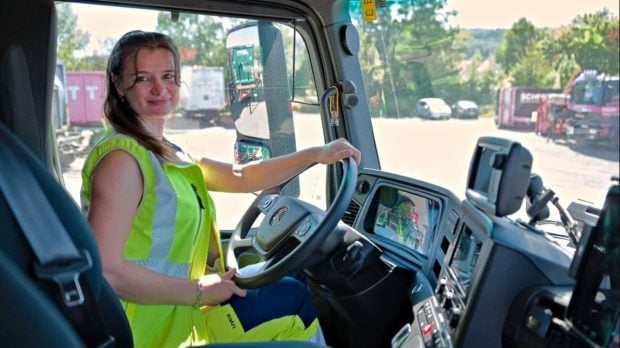 Cum a ajuns o româncă prima șoferiță de camion de gunoi dintr-un oraș german: „Dacă el poate, atunci pot și eu!”