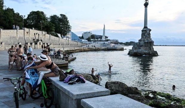Fără curent, fără benzină și fără apă: ce au pățit mii de ruși care au mers în vacanță în Crimeea