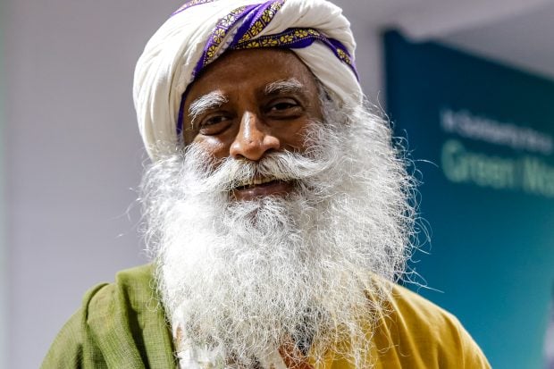 Sadhguru folosește scena festivalului UNTOLD pentru a promova meditația în rândul tinerilor