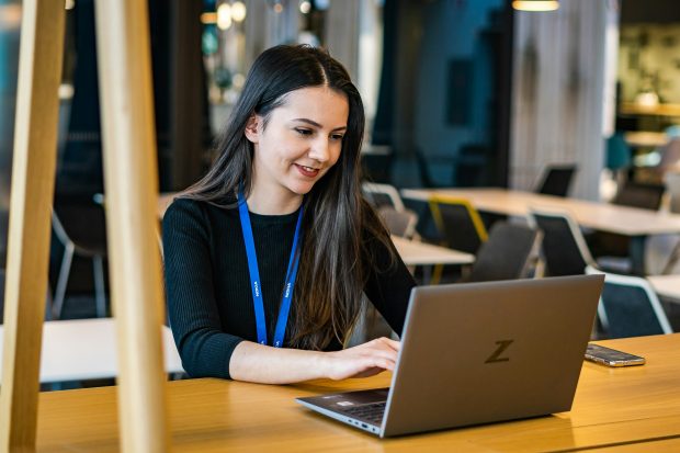 Sondaj eJobs: 56% dintre candidații cu vârste între 18 și 24 de ani cred că AI-ul a redus semnificativ numărul de joburi disponibile pentru juniori, însă rămân optimiști cu privire la viitor