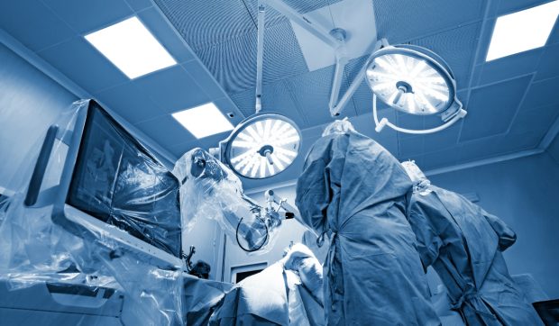 Primul pacient din lume a fost operat pe creier cu ajutorul inteligenței artificiale, într-o premieră istorică în medicină