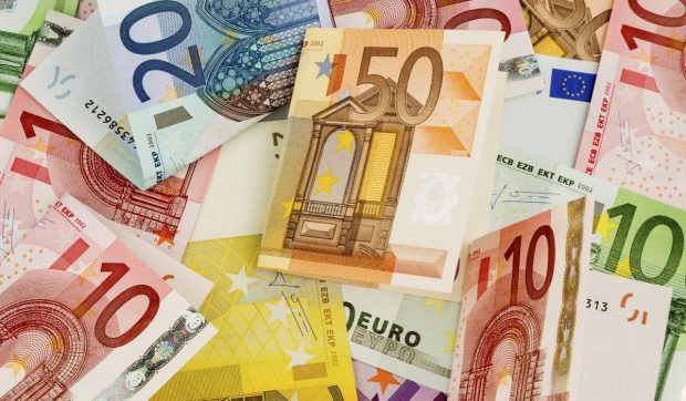 Scene incredibile într-un oraș din Italia: un om al străzii a apărut pe stradă cu o valiză plină cu bani și i-a împărțit trecătorilor