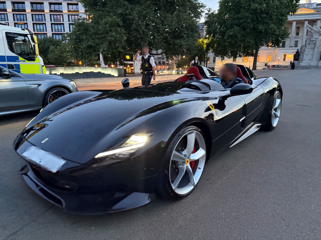Un Ferrari Monza SP2 negru