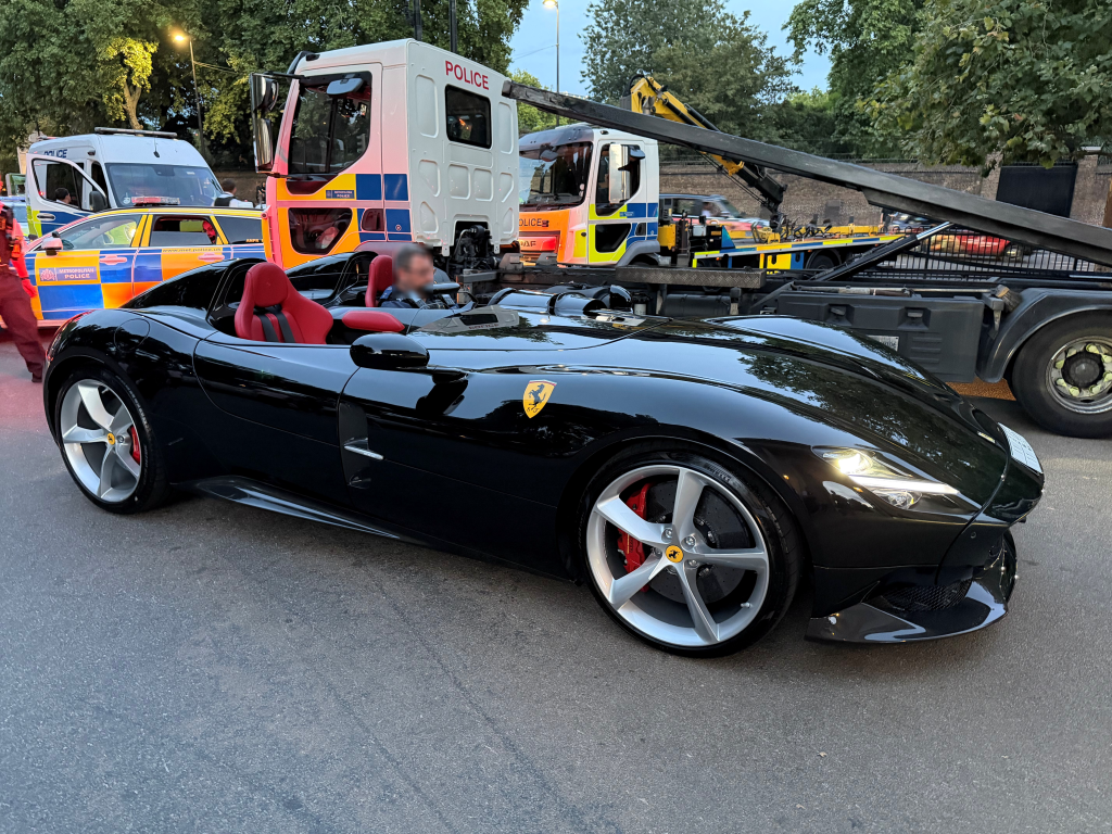 Un Ferrari Monza SP2 negru