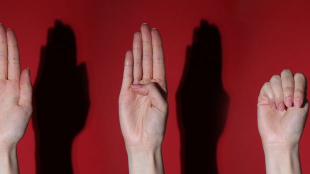 O adolescentă italiană a salvat-o folosind un gest discret recunoscut internațional în fața unei situații de violență
