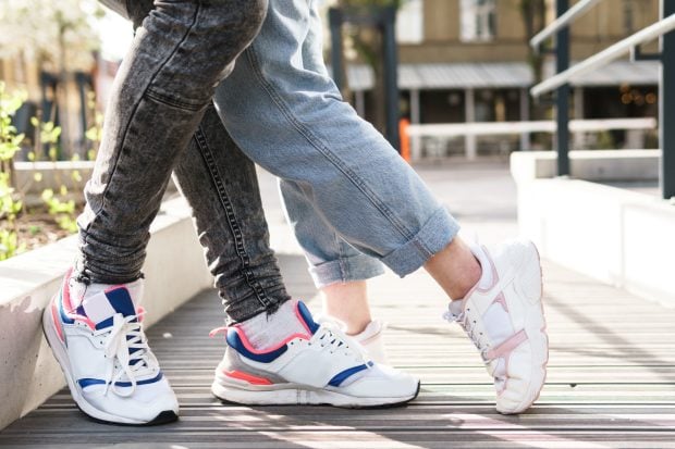 Sneakers versatili care merg și la costum, și la blugi