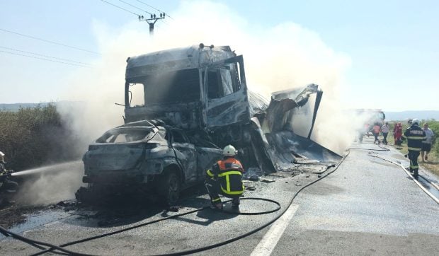 Accident tragic pe DN 58B: șoferul unui autoturism a murit carbonizat după coliziunea cu un TIR la Berzovia