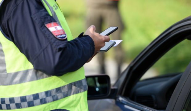 Cum a fost prins un șofer care a condus timp de 31 de ani cu permisul expirat. Cazul i-a surprins pe polițiștii din Austria