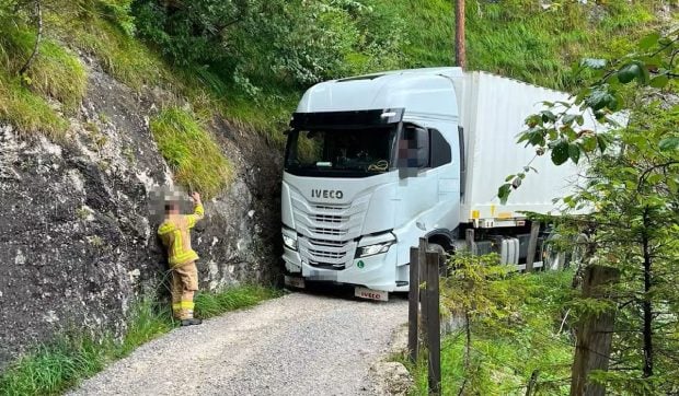 Un șofer român de TIR a urmat orbește GPS-ul și când a rămas blocat în mijlocul pădurii a decuplat semiremorca și a mers mai departe fără ea